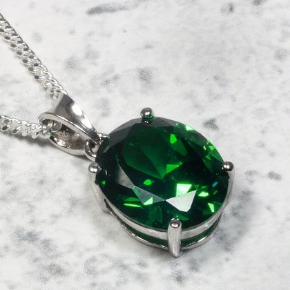 Siberian Emerald Oval Pendant ~12mm