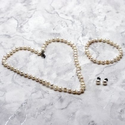 White Pearl Jewellery Gift Set